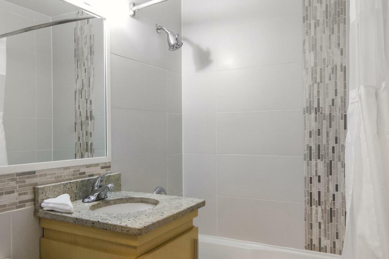 Red Lion Inn & Suites Abbotsford Exteriér fotografie
